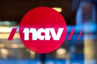To menn er tiltalt for å svindlet Nav for 2,2 millioner kroner. I oktober kommer rettssaken opp for andre gang fordi den ene meddommeren jobber i Nav.