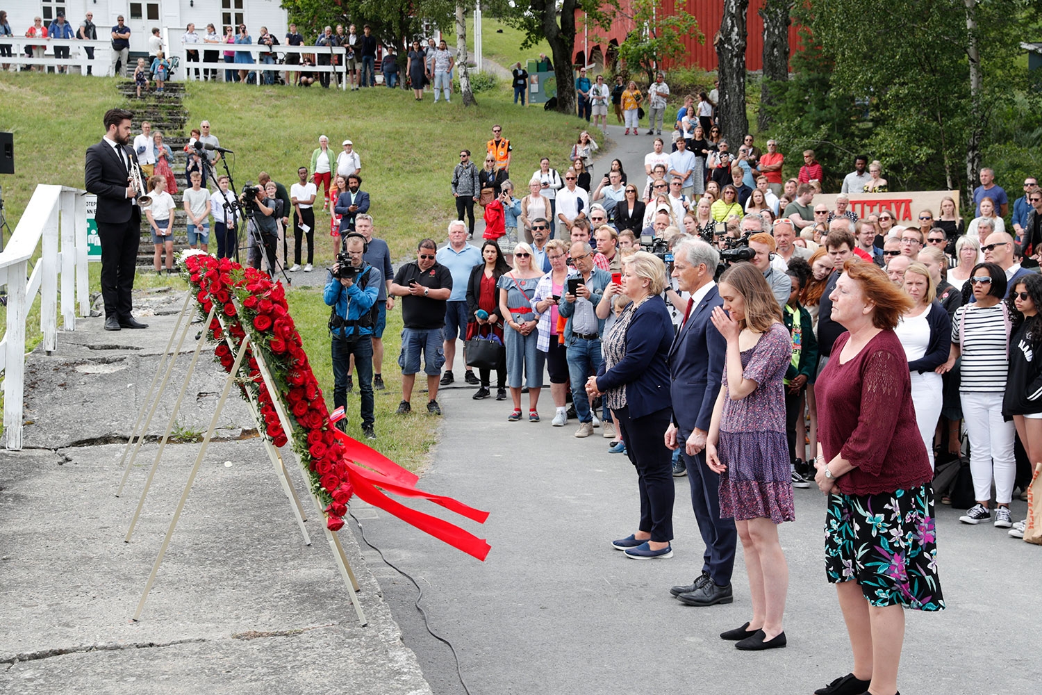 Vanligvis samles et stort antall pårørende og overlevende på Utøya under minnemarkeringene for 22. juli. Her fra fjorårets markering.