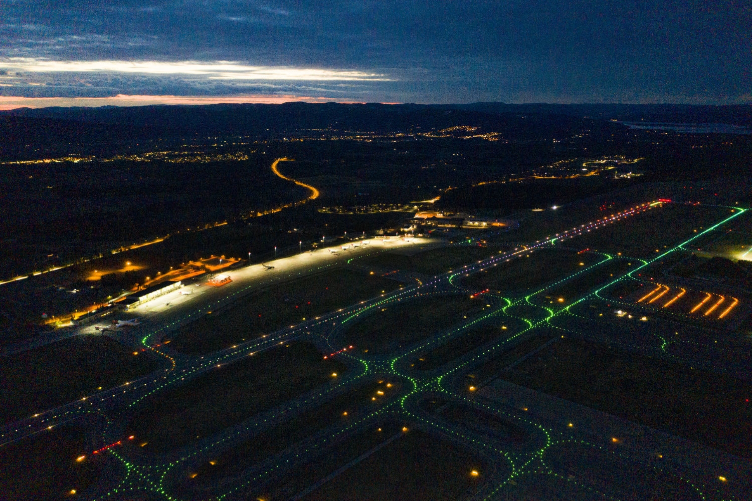 Flere droner skal være sett ved Oslo lufthavn natt til mandag.