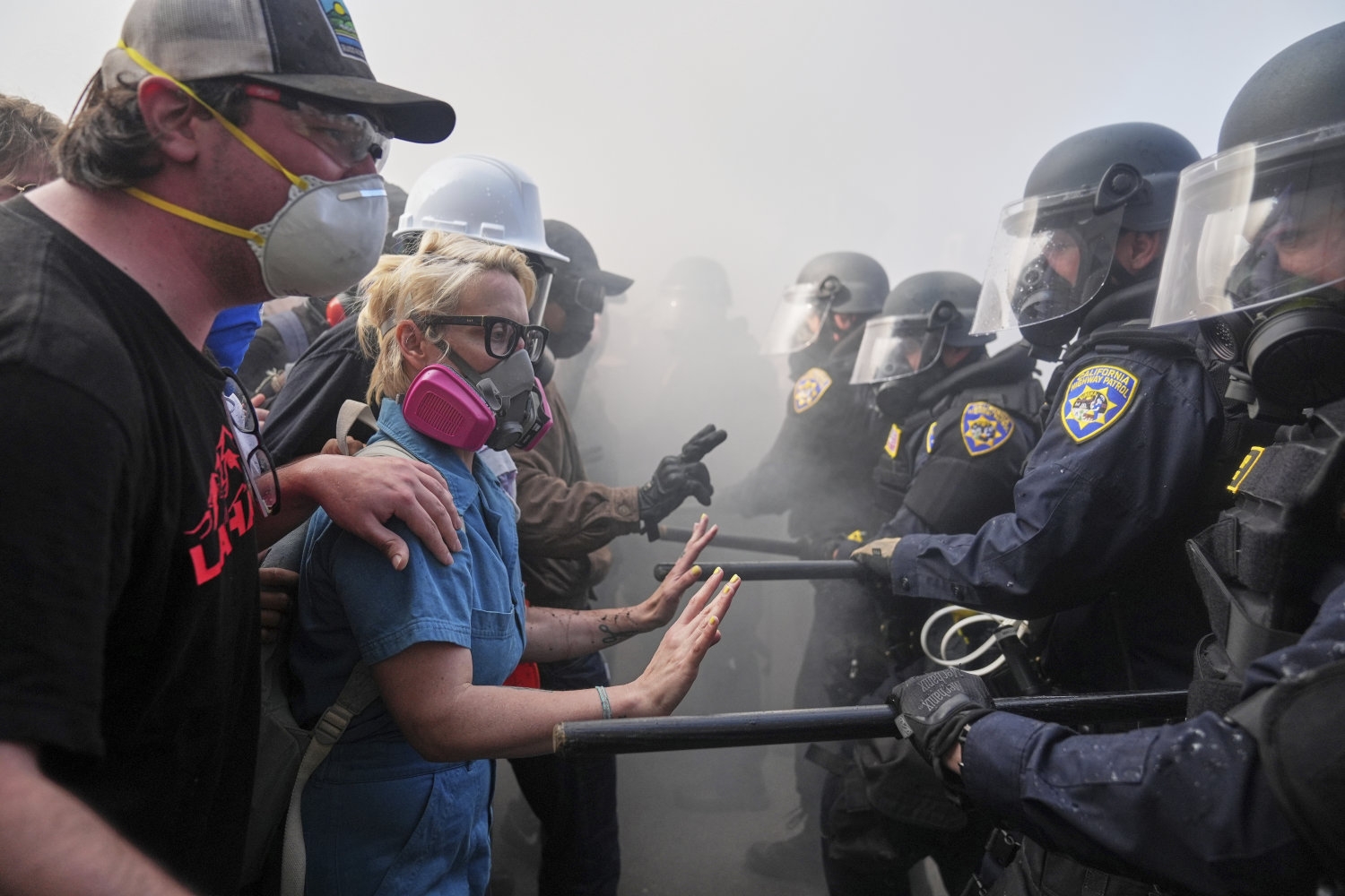 Demonstranter stilte seg opp foran politiet på motorveien 101 nær Metropolitan Detention Center i Los Angeles sentrum søndag. 