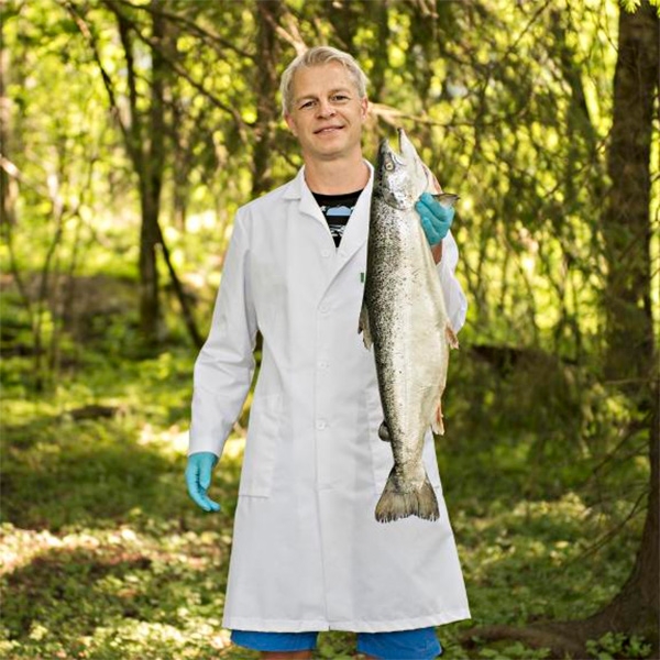 Sensoriker Mats Carlehøg i matforskningsinstituttet Nofima synes maten blir mer interessant om vi bruker alle sansene.