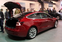 Teslas Model 3 er den mest solgte bilen i Norge så langt i år. Her da bilen for første gang vistes fram i Norge i desember i fjor. 