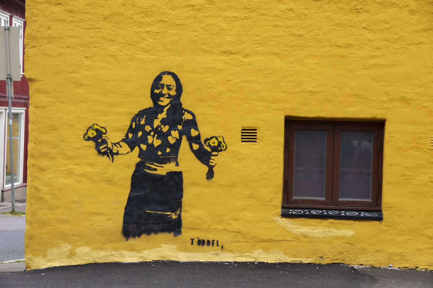 Gatekunstneren Töddel har malt Tamima Nibras Juhar på en husvegg i Normanns gate på Kampen i Oslo. Tamima Nibras Juhar (34) ble drept mens hun var på jobb i en bolig tilknyttet barnevernet.