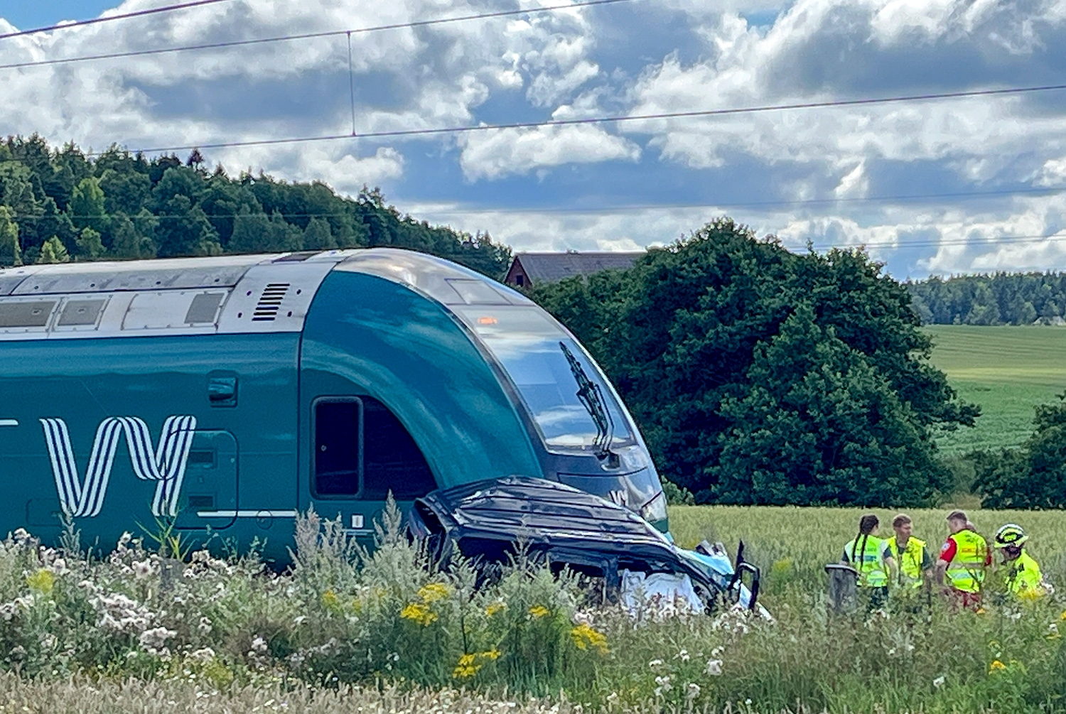 Et tog har kjørt på en personbil ved Skjeberg i Østfold. Nødetatene arbeider på stedet. 