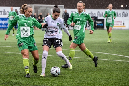 Emilia Ruud i klemma mellom 29 Anja Rasmussen og 31 Hanna Ellingsen.