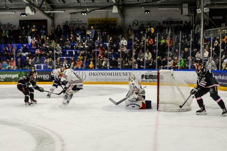 Kenneth Gulbransen har akkurat fyrt av 2-0-scoringen. Pucken ser du i nota like ved kneet til Fosse.